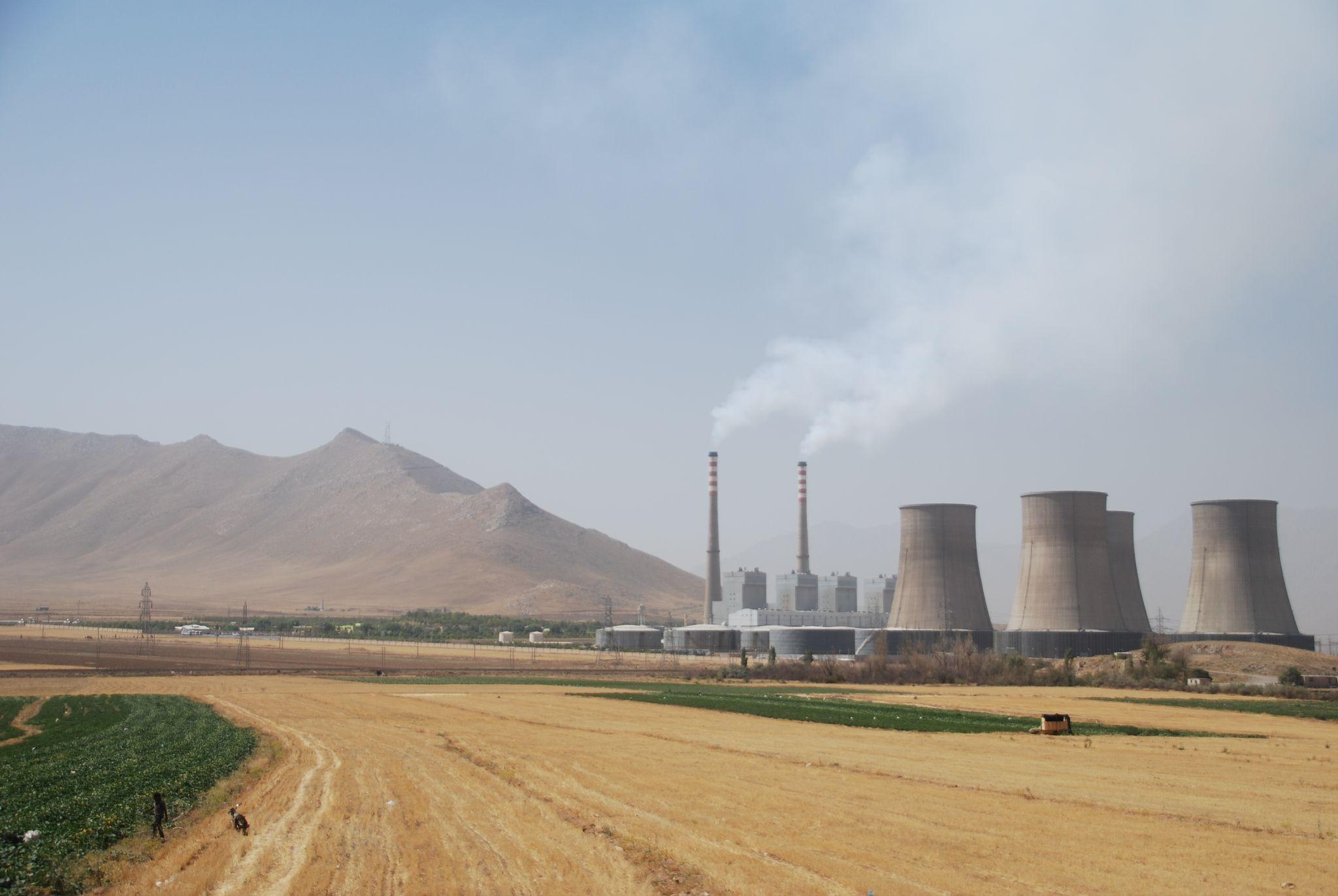 Power plant with cooling towers